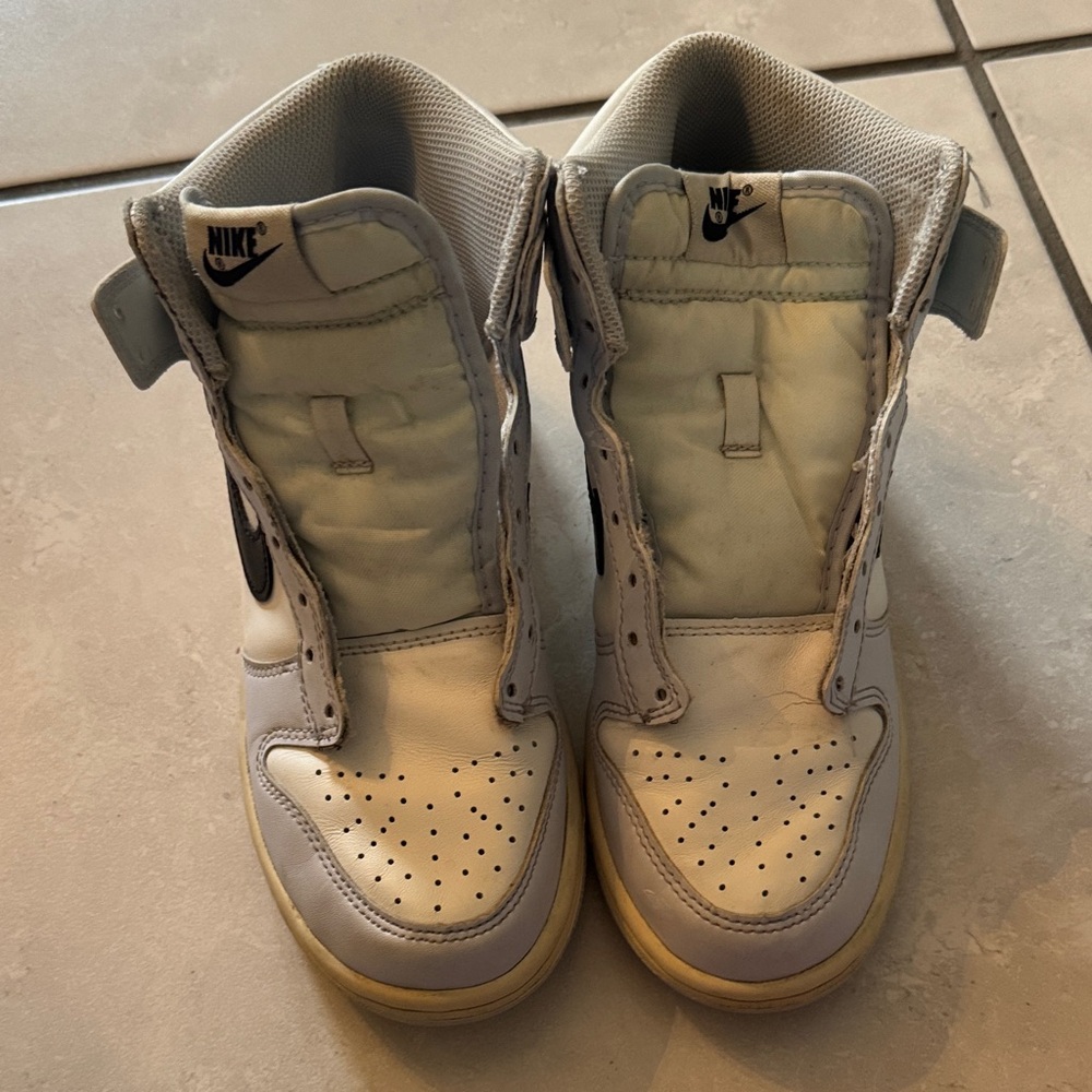 Nike High-Top Sneakers in White and Light Gray without Shoe Strings